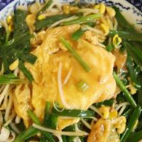 D6. Noodle with Chinese Chives · Bean sprout and egg sauce. / 韭菜豆芽雞蛋拌麵.