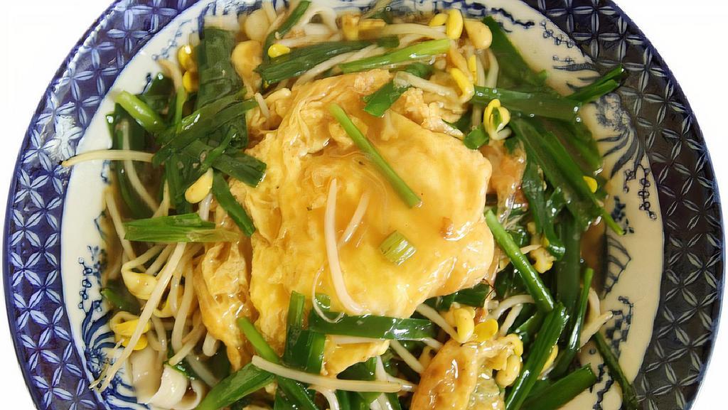 D6. Noodle with Chinese Chives · Bean sprout and egg sauce. / 韭菜豆芽雞蛋拌麵.