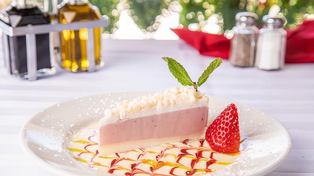 Fragola · strawberry ice cream on a cheeesecake base, covered with white chocolate chips