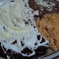 3 Enchiladas en Mole · Topped with our mole sauce, cheese and sour cream and your choice of chicken or cheese.