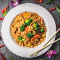 Se Eew · Pan-fried wide rice noodle with soy sauce, broccoli, carrot, egg, and choice of meat