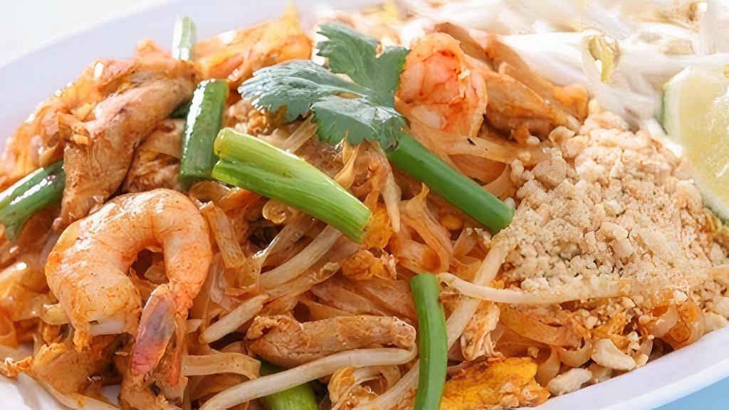 Pad Thai · Pan fried thin rice noodle with egg, tofu, bean sprout, green onion and ground peanut