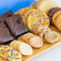 Sweet Sampler · 12 Assorted Cookies 
24 Assorted Mini Cookies
4 Brownies

5,400 - 5,600 cal. per pack