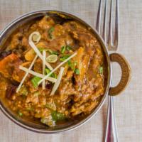 Chicken Kadahi · Chicken cooked with tomatoes, onion,  green peppers