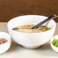 9. 安格斯薄切卤牛肉米粉 （不辣） · Rice noodles with sliced stewed Angus beef.
