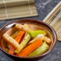 小香泡菜 · Pickled vegetables.