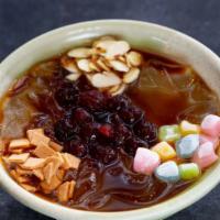 2. 蔓越莓冰粉（玫瑰蜜，坚果仁，蔓越莓干） · Rose ice jelly with glutinous rice cake.