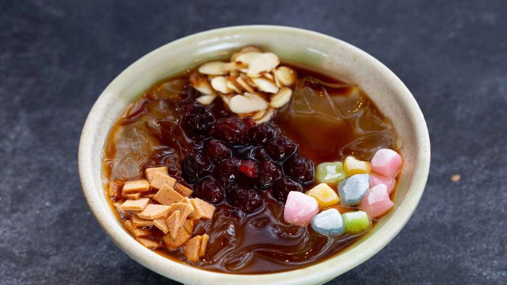 2. 蔓越莓冰粉（玫瑰蜜，坚果仁，蔓越莓干） · Rose ice jelly with glutinous rice cake.