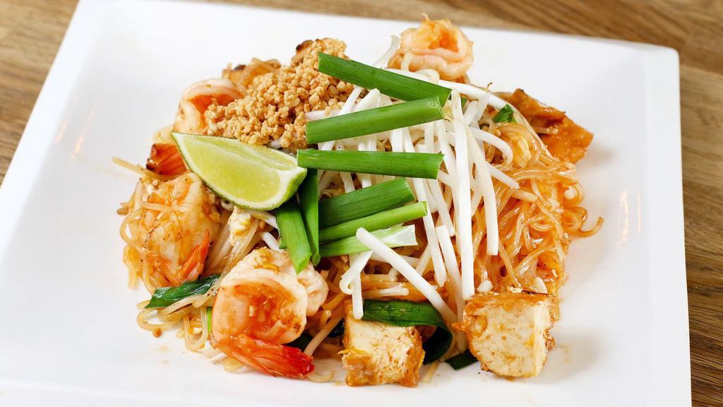 Pad Thai · Small rice noodle, peanut, egg, beans sprout, chives, tamarind sauce.