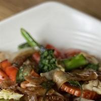 Pad Kee Mao · Thick noodle, fresh garlic, Chinese broccoli, mushroom, white onion, tomatoes, chilli, and b...