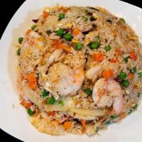 41 - HOUSE FRIED RICE · Thaibodia house style fried rice, with minced garlic, yellow onion, carrot, green peas, egg,...