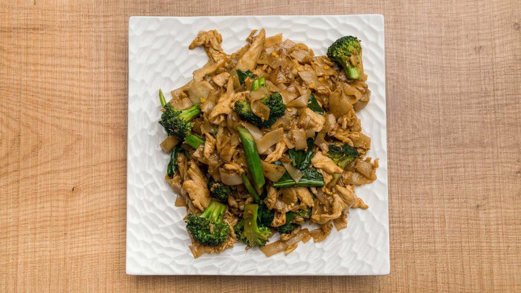 Pad See Ew · Stir fried flat rice noodles with egg, Carrot, American broccoli, and black bean sauce.