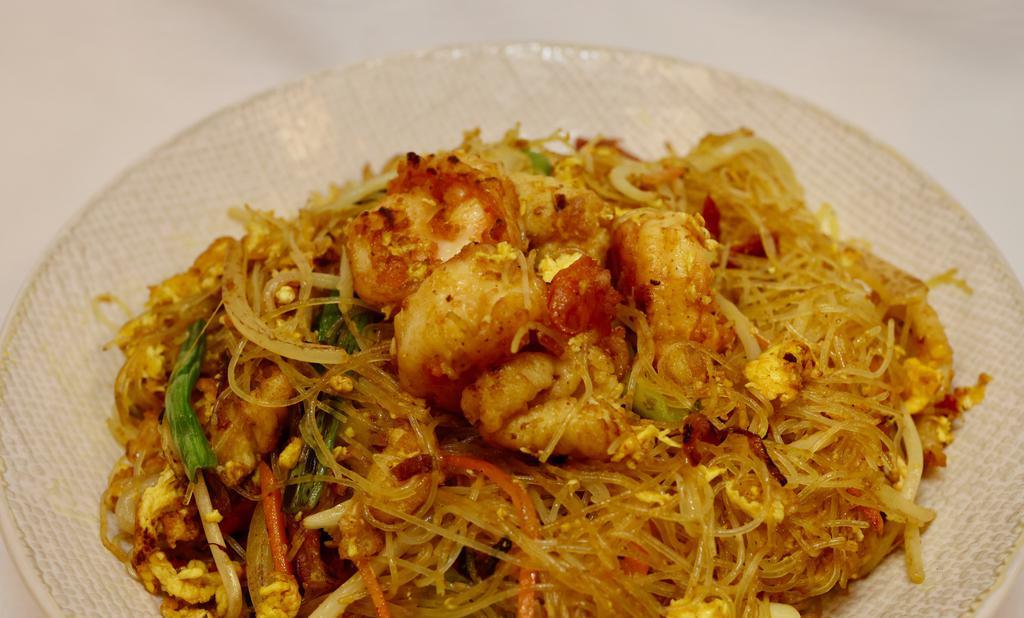 Singapore Style Rice Noodles · Spicy. Thin rice noodles with chicken, shrimp, BBQ pork, bean sprouts, carrots and eggs tossed with curry powder.
