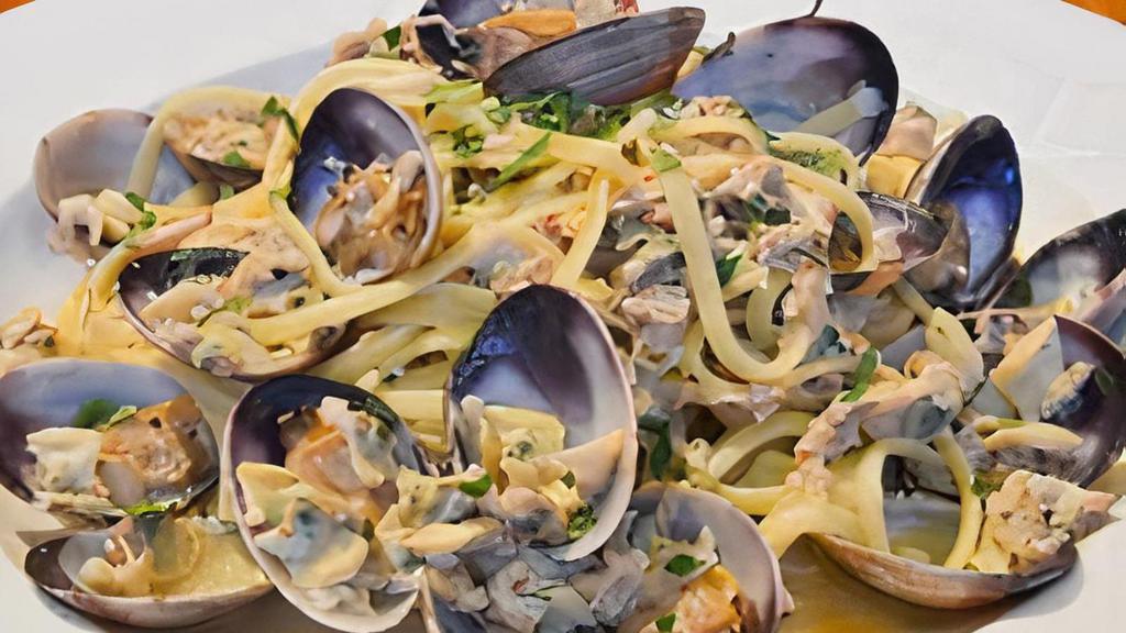 Linguini With Clams · Red or white sauce.