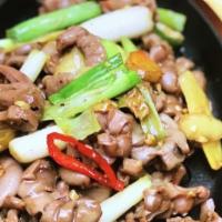 Pork intestine with ginger and green onion in iron plate · 