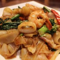 Pad Kee Mao Noodle · Tofu and vegetables. Stir fried wide rice noodle with onions, chili, broccoli, basil,
Red be...