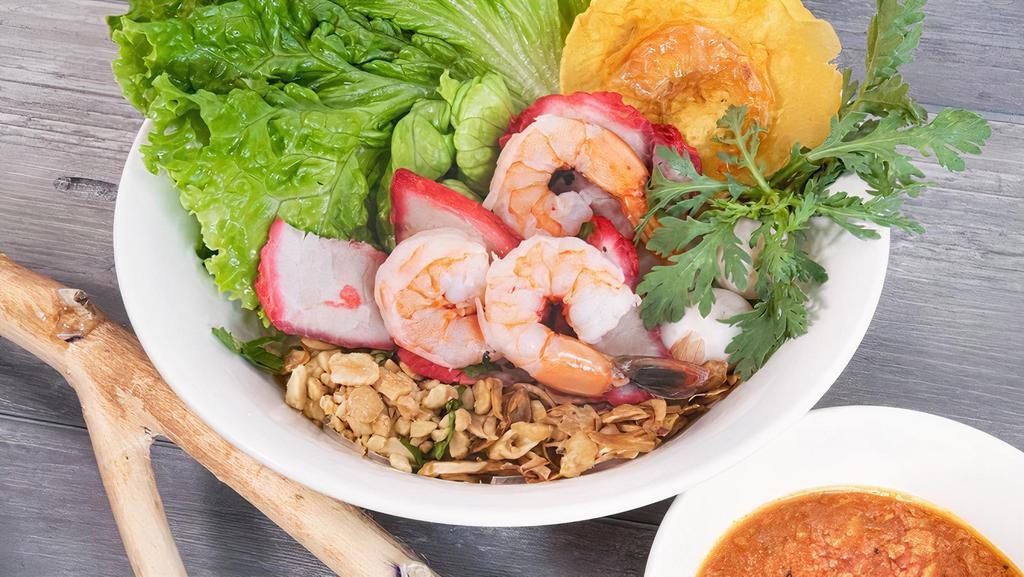 33a. Hu Tieu · Rice Noodles with Steamed Pork, Shrimps, Fish Cakes and Quail Eggs