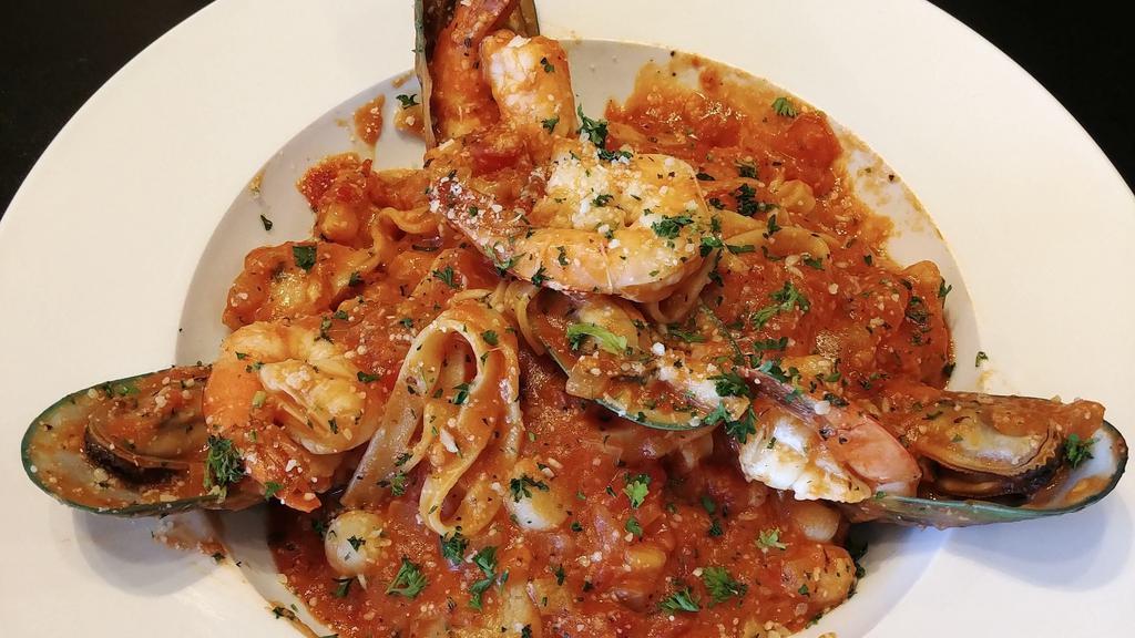 Fettuccine di Mare · Mussels, shrimp, tilapia and scallops sautéed with marinara sauce