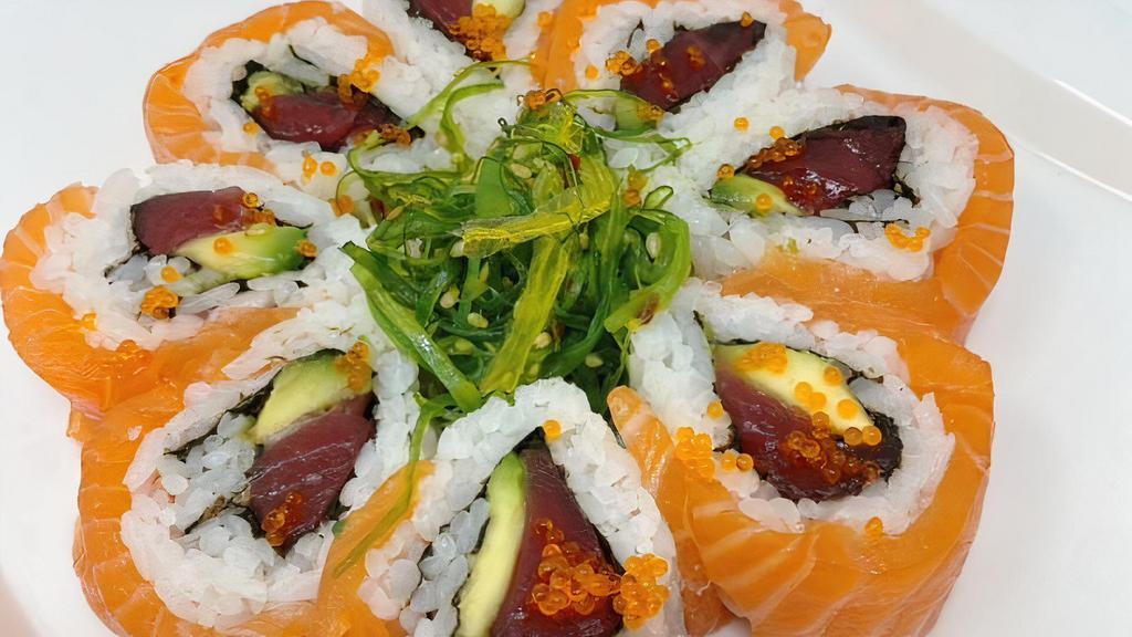 Paul Blossom Roll · In:  Tuna & Avocado Top: Salmon