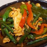  Pad Pring Khing · Sauteed meat with green bean, kaffir leaves, bell pepper and red chilies sauce. Spicy.