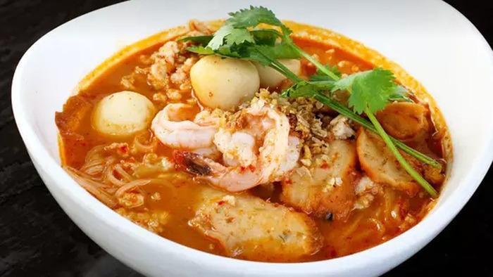 OSHA Tom Yum Noodle (House Special)***Spicy) · spicy & sour soup, shrimps, ground pork, fish balls, bean sprouts, lemongrass