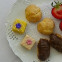 6 Mini assorted sweets · cream puff, eclair, petit four, lemon bar and french macaron