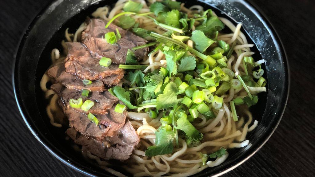 N2. Beef Noodle Soup · 牛肉面 (红烧/清汤)