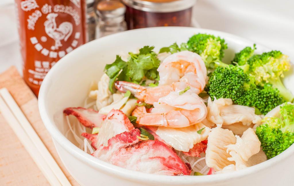 Combination Rice Noodle Soup · Shrimp, Chicken, BBQ Pork, Wonton, Veggie with RICE Noodle