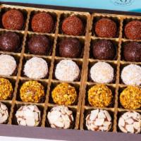 Gift box (30 brigadeiros) · Classic Collection.
- dark chocolate
- pistachio & dark chocolate
- almond & dark chocolate
...