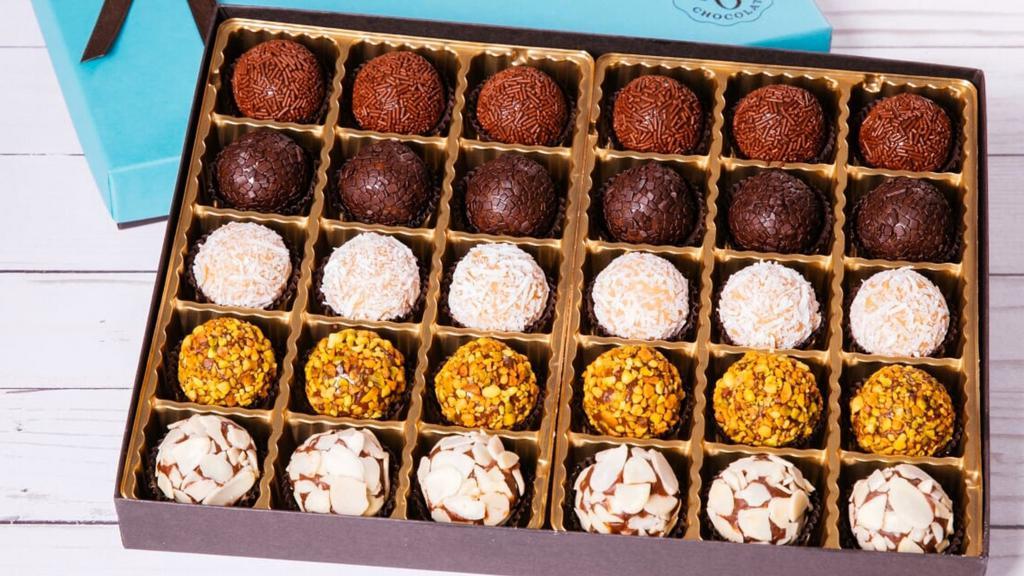 Gift box (30 brigadeiros) · Classic Collection.
- dark chocolate
- pistachio & dark chocolate
- almond & dark chocolate
- coconut & cream
- milk chocolate