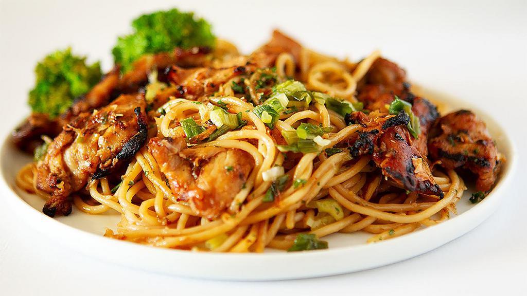 Mi Toi Thit Nuong · Garlic noodles with grilled meat.