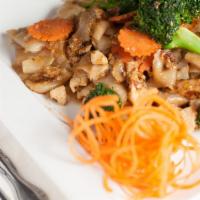 Pad See-Ew · Vegetarian. Thick rice noodle stir fried with eggs, broccoli, and carrots.