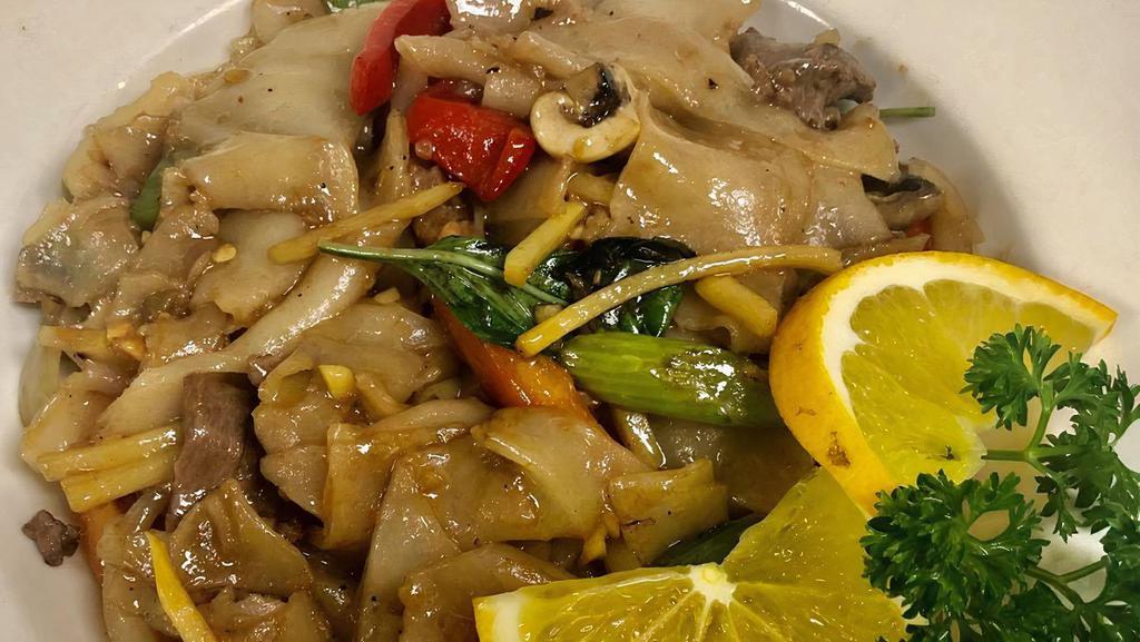 Drunken Noodle · Flat rice noodle with tomato, mushroom, onion, bamboo shoots, bell pepper and basil.