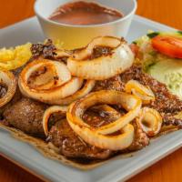 Bistec Encebollado / Steak & Onions · Disfrute de un clásico latino marinado en una combinación de especias, con deliciosos aros d...