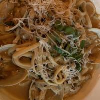 Linguine con Vongole - Clams · Linguine with fresh clams sautéed garlic, white wine, chili flakes, and chopped tomato.