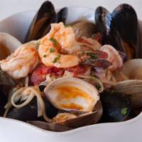 Linguine Con Cozze · Linguine with fresh mussels sautéed garlic, white wine, chili flakes & chopped tomato