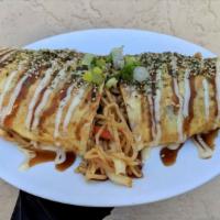 Nood-omelette · Savory stir fry ramen noodles with veggies wrapped in an egg omelette. Topped with hoisin ba...