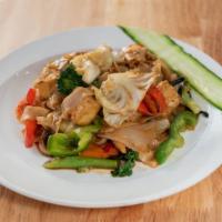 Pad Kee Mow · Vegan. Pan-fried flat rice noodles with chili, garlic, onions, bell pepper, bamboo shoot, mu...