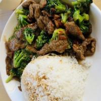 Broccoli Beef / 芥兰牛 · Straightforward dish. Not spicy. American broccoli is stir-fried with sliced tender beef.