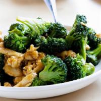 Broccoli Chicken / 芥兰鸡 · Straightforward dish. Slices of white chicken are stir-fried with American broccoli.