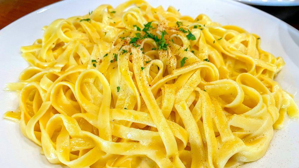 Alfredo Fettuccini · Parmesan Cheese, Salt, Nutmeg, White Pepper, in a Creamy Sauce