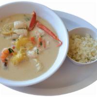 Sopa de Mariscos con Leche de Coco · Seafood soup with coconut milk.