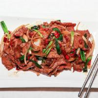 Mongolian Beef 蒙古牛肉 · Mild spicy 微辣.