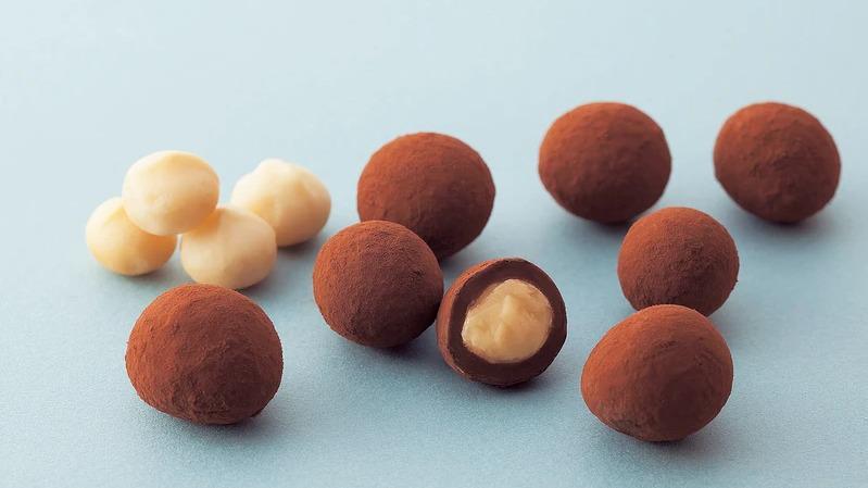 Macadamia Chocolate · This selection highlights savory macadamia nuts richly coated with milk chocolate and sprinkled with slightly bitter cocoa powder. 

Allergens: Milk, Soy, Tree Nut (Macadamia Nut). 

Storage Temperature: 77°F Or Below.