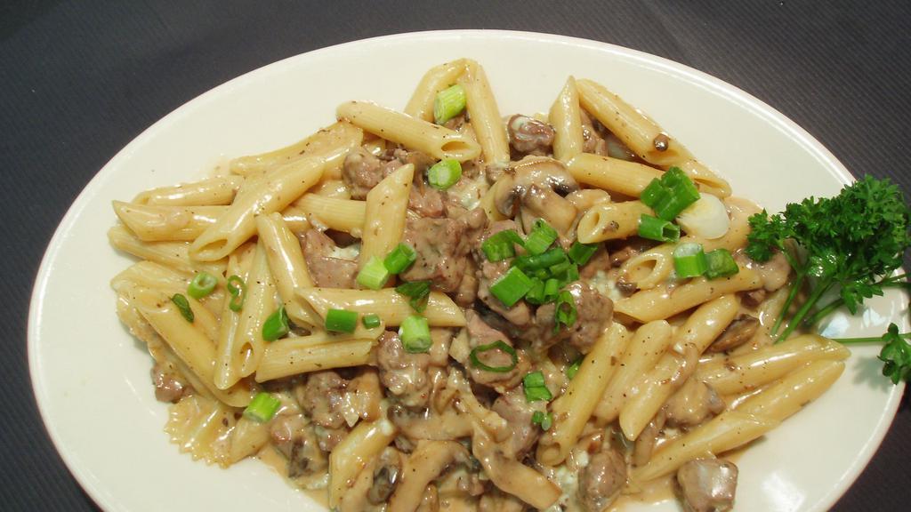 Penne Di Bari · Delicate pieces of filet mignon and fresh mushrooms
simmered in a delicious creamy Gorgonzola brandy sauce and tossed with penne pasta