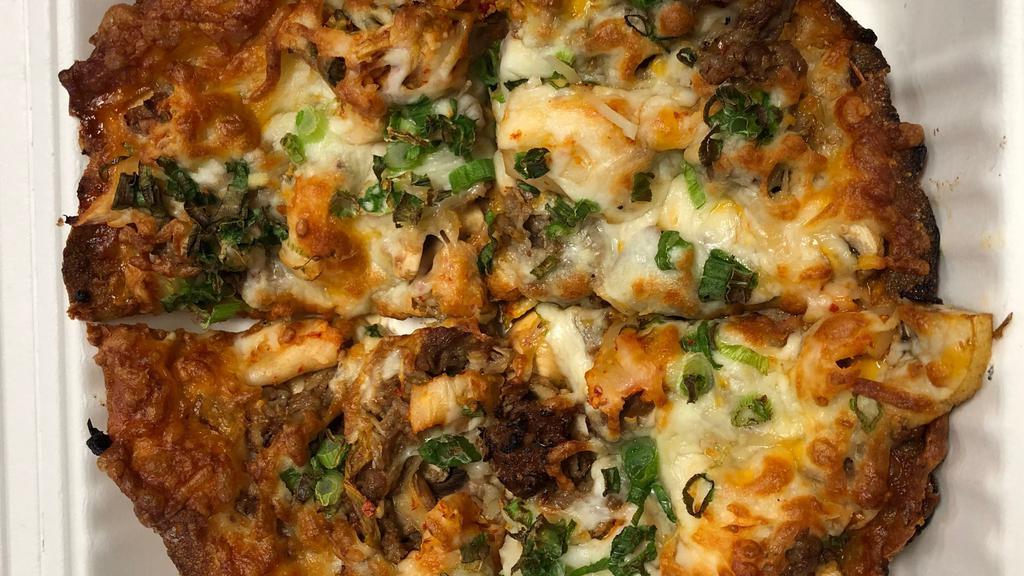 Yakiniku Kochijan 焼肉とキムチのコチュジャンソース · spicy korean miso,bbq beef, kimchee and mushroom pizza