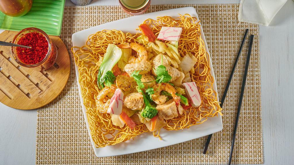 27. Mi Xao Gion Do Bien · Crispy egg noodle  with stir-fried seafood and mixed vegetables.