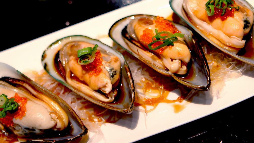 04. Baked Mussels · Take more time than other items. Four pieces of baked green mussels with creamy sauce.
