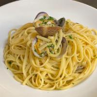 Linguine Con Vongole · Linguine pasta with fresh clams garlic and white wine sauce.