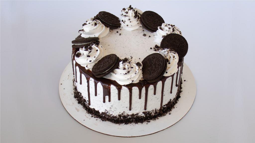 Chocolate Cookie Crumble Froyo Cake  · Oreo explosion! This cake is covered in Oreos and includes White Cake, Cookies & Cream and Vanilla Froyo, Oreos, and Chocolate Fudge. This cake comes as a 7” round cake and serves 10-12 people.